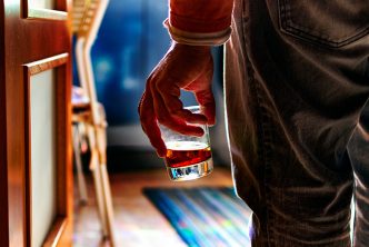 Ayudar a un ser querido que pueda tener un problema con el abuso del alcohol puede ser una tarea complicada, pero hacerlo puede resultar impactante y gratificante para la relación que mantienes con ese ser querido. Si alguien de tu círculo cercano, como un amigo o familiar, parece estar luchando contra el alcohol, es posible que sienta miedo e impotencia. Por eso es bueno tanto para ti como para él encontrar formas eficaces de hablar sobre su dependencia del alcohol, cómo encontrarle la ayuda profesional adecuada y cómo apoyarle mientras está en tratamiento. Y lo que es más importante, también aprender a cuidar de ti mismo durante todo este proceso. Si lees atentamente este artículo podrás comprender mejor la situación del adicto y entender cómo tomar las mejores decisiones posibles en relación con su tratamiento y recuperación. ¿Cuándo se convierte el abuso de alcohol en un problema? Para la mayoría de las personas, el consumo de alcohol no supone un problema. Hay un gran número de ellas que son bebedoras sociales, y alrededor de la mitad de los adultos españoles declaran haber bebido alcohol en el último mes. En cambio, otras personas tienden a beber en exceso o luchan contra un trastorno por consumo de alcohol, que sin duda, son consideradas formas poco saludables de consumir alcohol. Consumo excesivo de alcohol Las autoridades sanitarias definen el consumo excesivo de alcohol como atracones que elevan la tasa de alcohol en sangre a 0,08 mg. o más. Por lo general, para alcanzar este nivel de alcohol en sangre, los hombres necesitan tomar 5 o más bebidas alcohólicas de alta graduación en 2 horas, mientras que las mujeres necesitan 4 consumiciones para alcanzar dicha cifra. Beber en exceso 5 o más veces al mes se define como consumo excesivo. Según los resultados de algunas encuestas realizadas durante el pasado año, alrededor del 25% de las personas mayores de 18 años afirmaban haberse excedido con el alcohol en al menos una ocasión y alrededor del 6% de los adultos respondió aceptando haberse excedido con el alcohol de forma reiterada. El consumo excesivo de alcohol es un patrón peligroso de consumo que pone a una persona en riesgo de desarrollar una dependencia a medio y largo plazo. Pero también conlleva otro tipo de riesgos y problemáticas a corto plazo como pueden ser: • Sufrir accidentes de tráfico que pueden provocar lesiones graves y la muerte, tanto al bebedor como a sus acompañantes y otros usuarios de las vías de circulación. • Aumento de los índices de violencia, incluida la violencia doméstica, las agresiones sexuales y los homicidios. • Aumento de las tasas de ETS y de embarazos no deseados, debido a la disminución de las inhibiciones al beber y al aumento de la actividad sexual de riesgo. • Aumento de las tasas de cáncer de boca, mama, hígado, intestinos y estómago. • Mayores posibilidades de sufrir enfermedades crónicas, como derrames cerebrales y ataques al corazón. • Problemas de memoria y cognición. Señales que advierten de un trastorno por consumo de alcohol Un trastorno por consumo de alcohol es una enfermedad médica persistente y tratable que se caracteriza por el consumo compulsivo de alcohol a pesar de las consecuencias negativas para el cerebro, el cuerpo y la vida en general que se derivan de la bebida. Los signos que advierten de un posible trastorno por consumo de alcohol más habituales son: • Intentos fallidos de reducir el consumo o dejar de beber. • Consumir alcohol a sabiendas de que empeora un problema emocional o físico. • Consumir alcohol incluso en estando en circunstancias de riesgo, como conduciendo o nadando. • Aumento de los conflictos familiares debido al consumo de alcohol. • Consumir alcohol incluso cuando impide a la persona cumplir con sus responsabilidades en casa o en el trabajo. • Consumir más alcohol del que se pretendía en un principio. • Deseo continuo de consumir alcohol. • Desarrollo de tolerancia, lo que significa que una persona debe seguir tomando más y más alcohol para obtener los mismos efectos que solía darle. • Síndrome de abstinencia, que significa que la persona experimentará síntomas físicos como ansiedad o mal humor cuando deja de consumirlo. Como hablar con alguien que tiene problemas con la bebida Hablar con un familiar o amigo que bebe de forma inadecuada o peligrosa puede ser muy eficaz y constructivo si se hace con tacto, con compasión y con las herramientas adecuadas. El proceso de confrontar a alguien con un trastorno por consumo de sustancias de una manera no amenazante se conoce como una intervención. Lo que no se debe decir a un alcohólico En primer lugar, si estás planeando hablar con un ser querido sobre su forma de beber, evita hacerlo mientras esté bajo la influencia del alcohol. Hablar con alguien que está bajo los efectos del alcohol rara vez tendrá un resultado positivo. Aunque esta persona pueda estar mostrando signos de un trastorno por consumo de alcohol, puede ser contraproducente mencionarle el problema de forma directa o de manera que pueda sentirlo como una acusación. Esto hará previsiblemente que responda a la defensiva, reduciendo tus posibilidades de tener una conversación clara y constructiva. Codependencia y alcoholismo La codependencia se refiere al estado de depender mutuamente de su pareja hasta el punto de que la relación se vuelve disfuncional, desproporcionadamente orientada a la dependencia y, a veces, incluso adictiva. Cuando su cónyuge tiene un trastorno por consumo de alcohol o una adicción de cualquier otro tipo, es necesario luchar con la codependencia. La codependencia es un comportamiento aprendido que puede impedir que alguien tenga una relación sana. Una persona está en una relación de codependencia con alguien con una adicción cuando las necesidades de la persona adicta se anteponen a las suyas propias, a veces hasta el punto de ignorar sus necesidades por completo. Los grupos de apoyo y la terapia pueden ser útiles para aprender a afrontar la codependencia eficazmente y ayudar a manejar la situación respecto al alcohólico. Someterse a tratamiento Después de una conversación adecuada con un adicto en la que se hable desde el sentimiento, este puede estar abierto a recibir tratamiento profesional para sus problemas de abuso de sustancias. Resulta útil investigar y esbozar las posibles opciones de tratamiento antes de hablar con él o ella sobre su consumo de alcohol: reunir recursos de médicos, consejeros, centros de tratamiento internos y ambulatorios... Incluso puedes optar por hablar con un algún centro de rehabilitación por adelantado sobre cómo funciona el proceso de admisión, la metodología, y cualquier información útil al respecto.